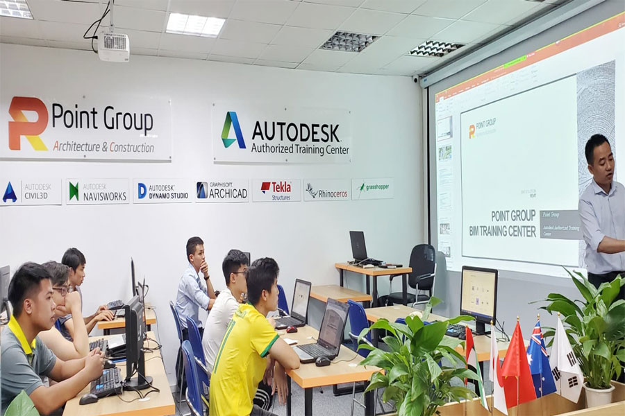 Giảng viên kiểm tra tiến độ học tập của học viên