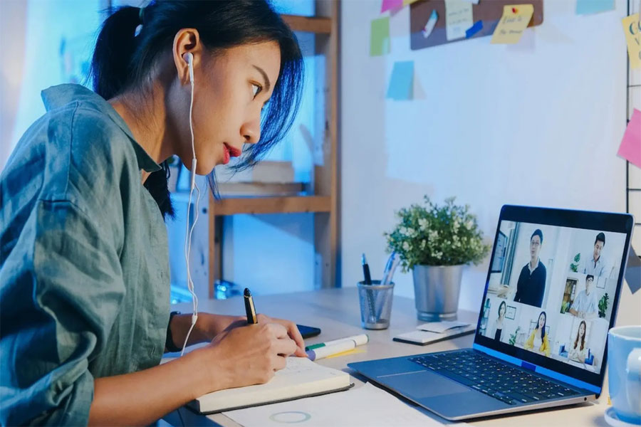 Giảng viên sẽ tương tác trực tiếp qua Zoom với học viên