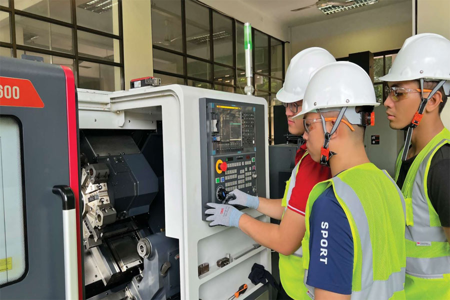 Học viên thực hành tại xưởng mộc